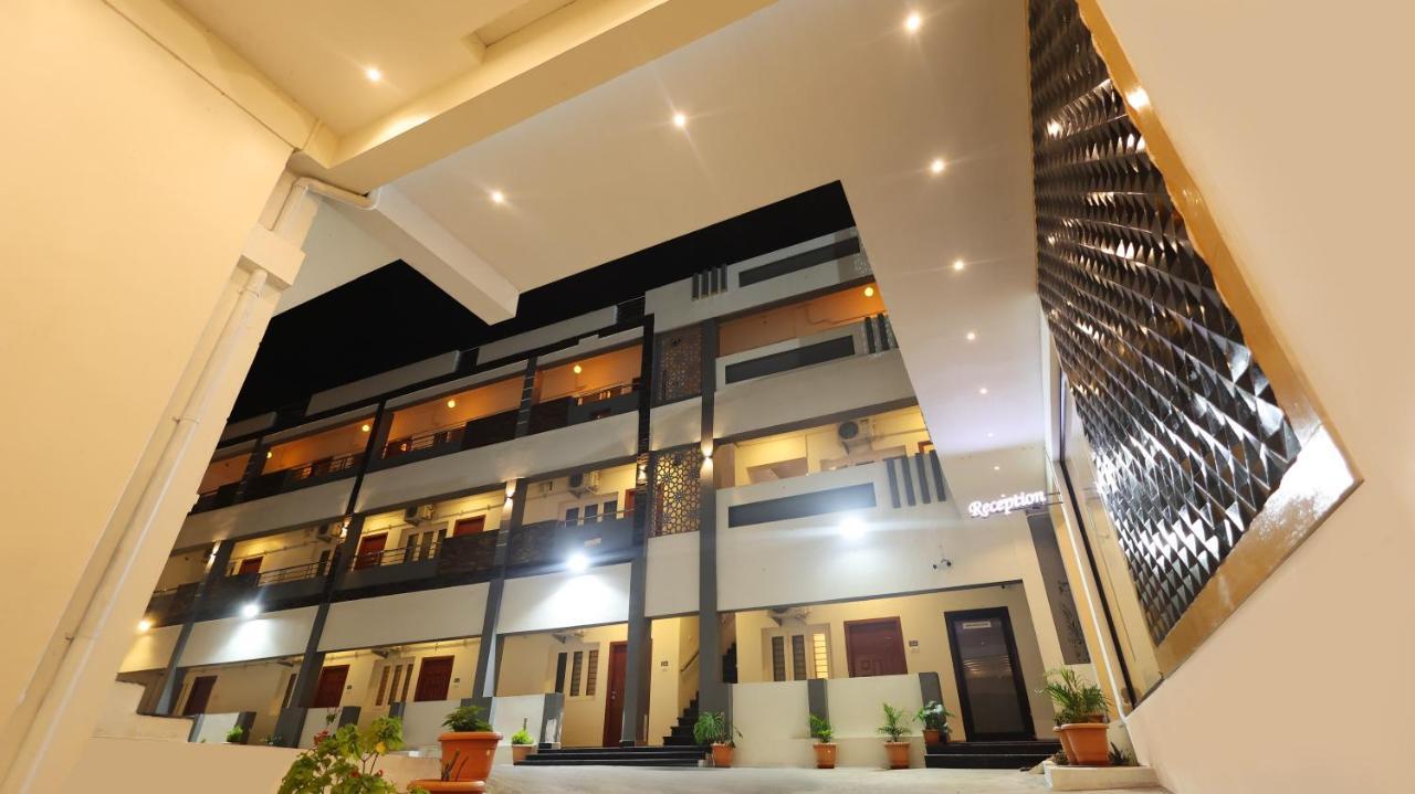 ירקאוד Hotel Grand Square מראה חיצוני תמונה