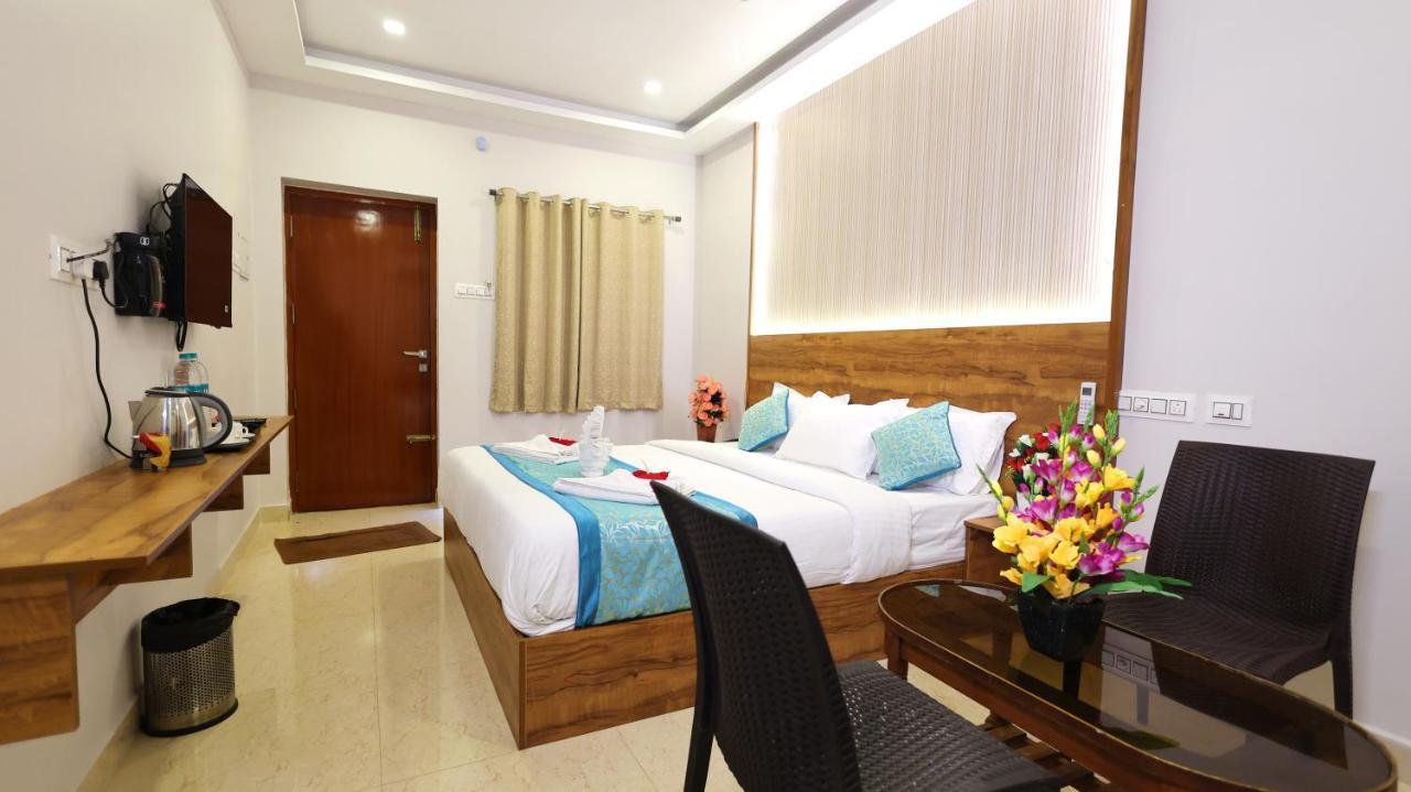 ירקאוד Hotel Grand Square מראה חיצוני תמונה